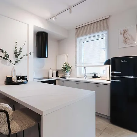 Otel Very Berry - Dabrowskiego 89 - Jezyce, Self Check In 24h, Parking, Lift Poznan